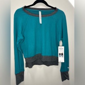 Alo Yoga NWT Women’s Flash Fleece Long Sleeve Teal/Charcoal Top size Small